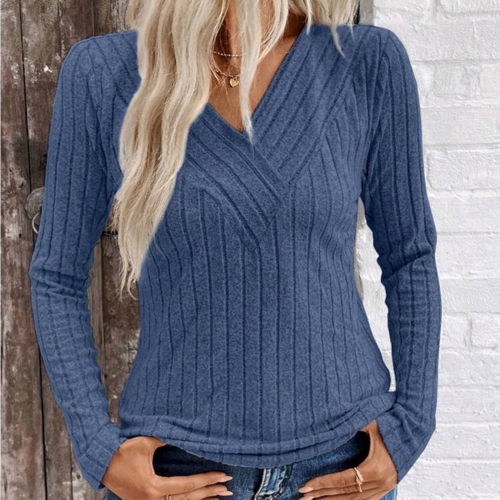 Soft and Casual Long Sleeve Sweater NEW 🏷️